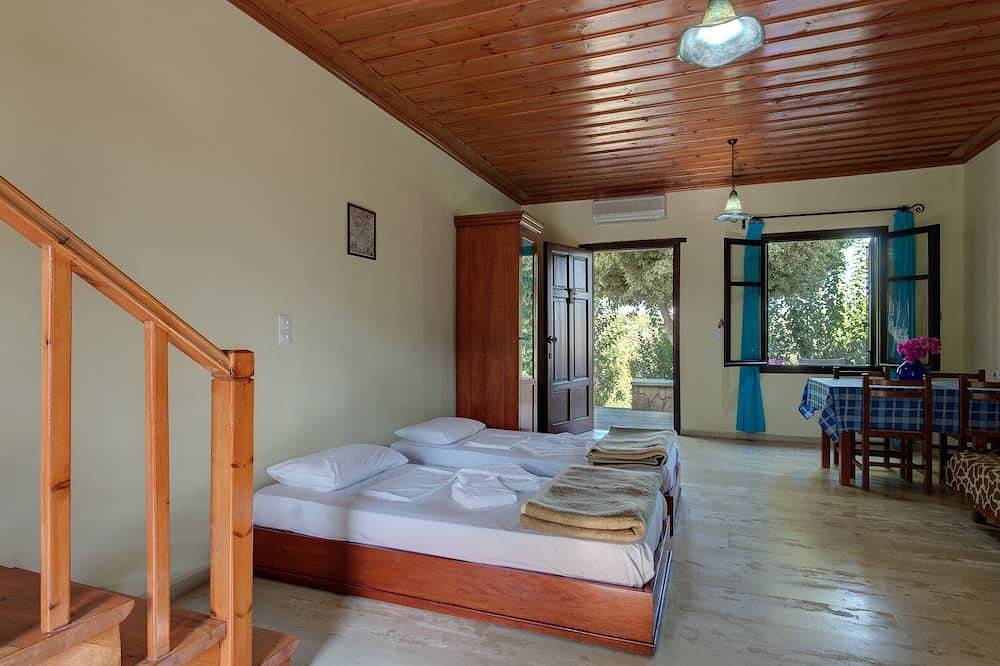 Small village house, shared pool and views of the countryside and sea in Douliana, Vamos