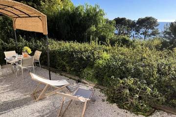 Gîte pour 2 personnes, avec jardin et vue dans Plage d'Aiguebelle
