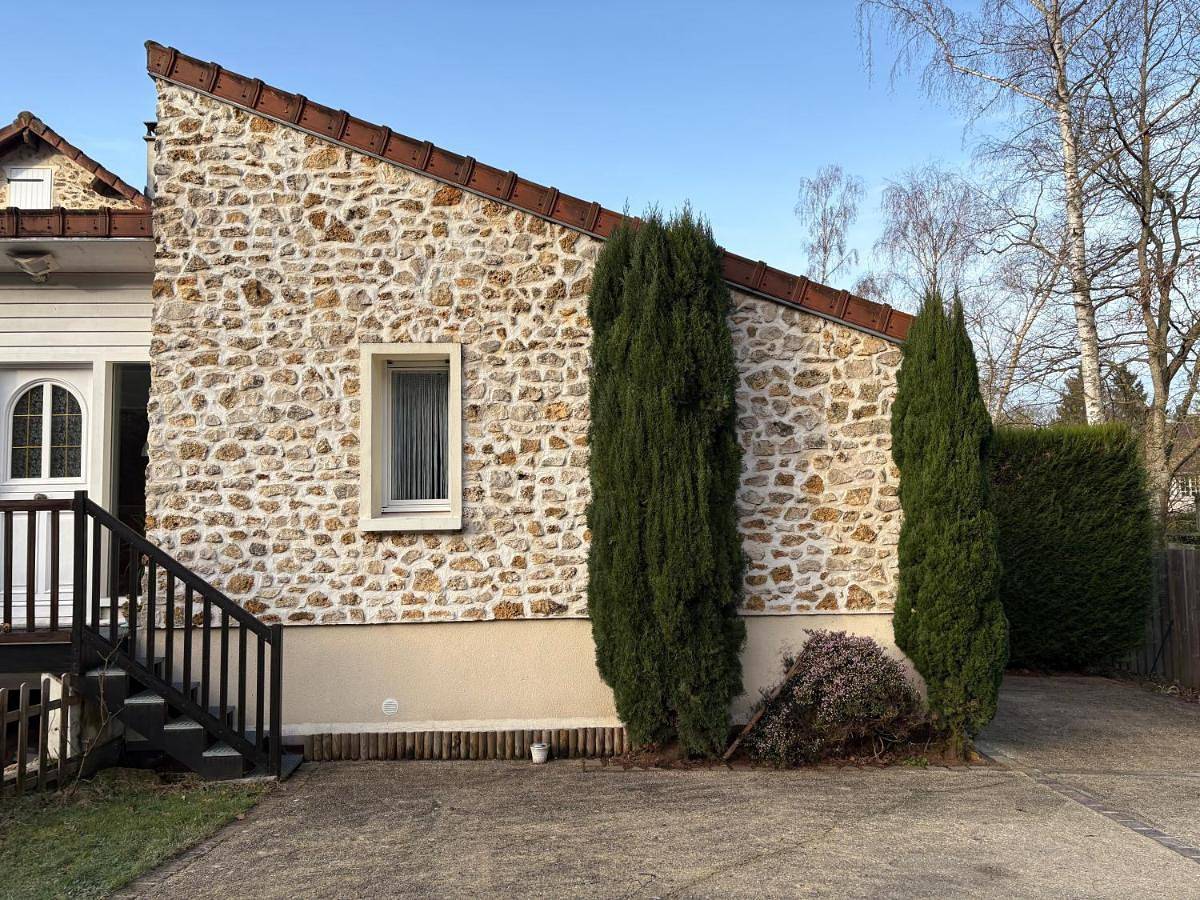 Appartement entier, Studio lumineux, au calme, accessible, à Gif sur Yvette in Gif-sur-Yvette, Parc naturel régional de la Haute Vallée de Chevreuse