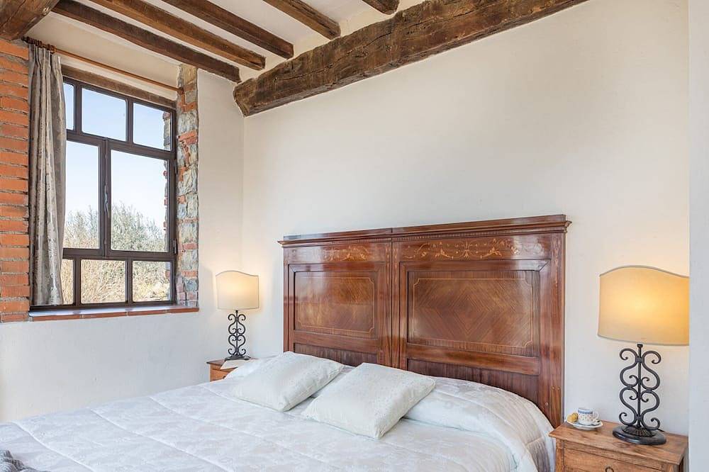 Im Erdgeschoss befinden sich zwei Schlafzimmer, ein Badezimmer mit Dusche und ein Badezimmer mit Wc. in Pieve A Presciano, Laterina Pergine Valdarno