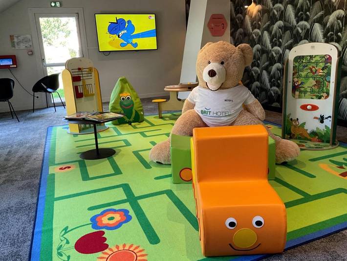 Hôtel pour 4 personnes, avec jacuzzi ainsi que terrasse et piscine, animaux acceptés à Bruz - 4