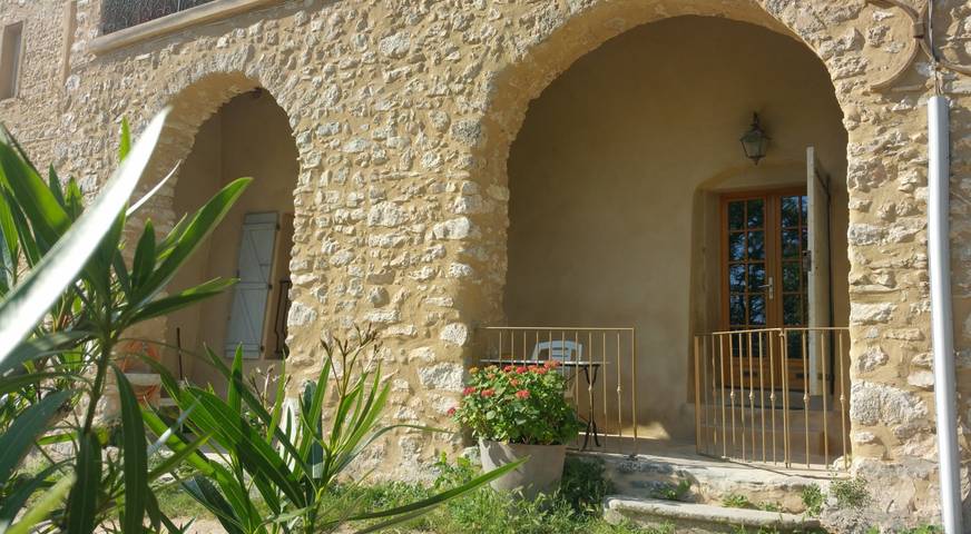 Gîte pour 3 personnes, avec piscine ainsi que terrasse et jardin