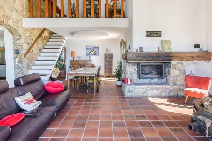 Location de vacances pour 6 personnes, avec Balcon et Piscine à Solliès-Ville