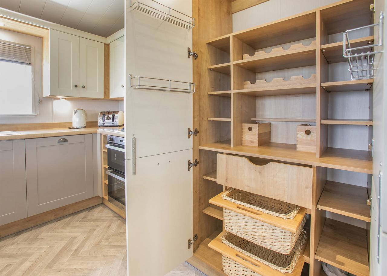Deluxe Lodge, parking, ensuite, decking & sea view in Carmarthenshire
