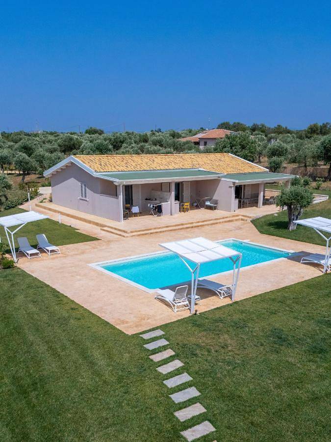 Chalet per 3 persone, con giardino e piscina nonché panorama in Sardegna
