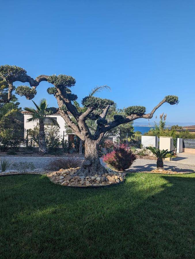 Location de vacances pour 10 personnes, avec Balcon et Terrasse ainsi que Piscine et Vue dans Pointe Des Chevaliers Hyeres - 3
