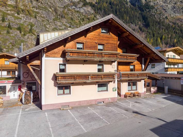 Ferienhaus für 20 Personen, mit Balkon/Terrasse und Sauna, mit Haustier in Huben
