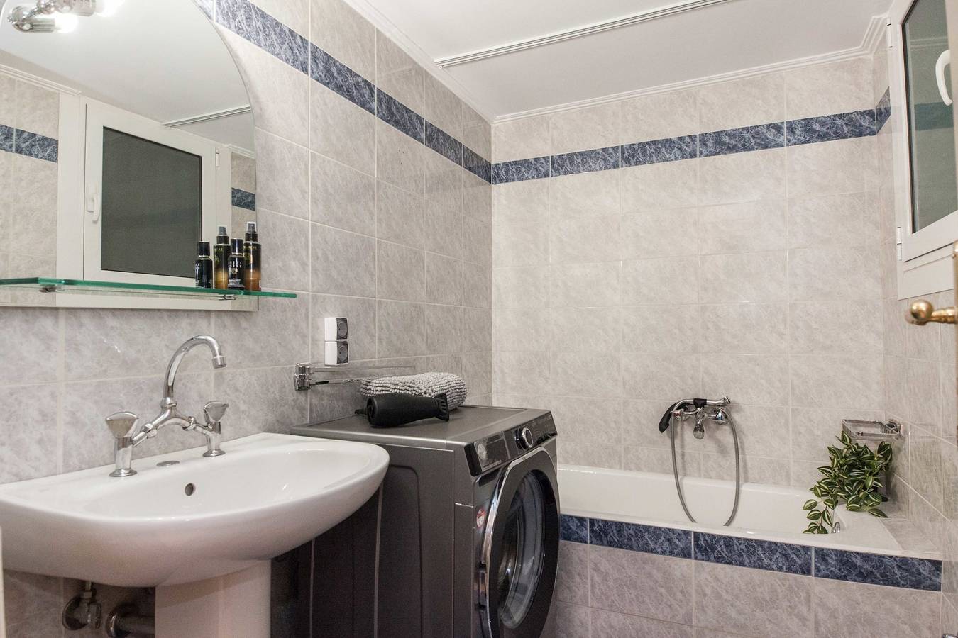Apartamento entero, Apartamento de vacaciones para 4 personas con balcón/terraza in Sección central de Atenas, Atenas
