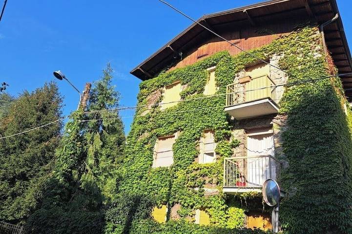 Apartamento entero, Dinky's apartment with forest view balcony in Magreglio, Lago de Como