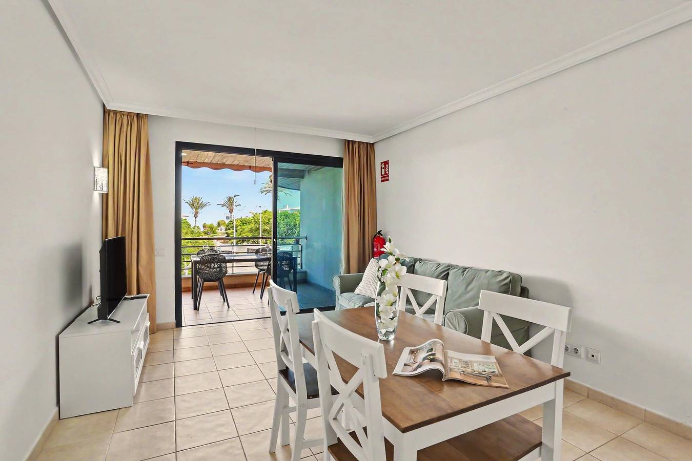 Apartamento entero, Apartamento vacacional 'Balcón De Los Gigantes' con vistas al mar, Wi-Fi y aire acondicionado in Puerto Santiago, Santiago del Teide