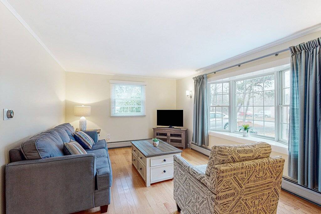 Charming ranch home with fast Wifi, central air conditioning, & a washer/dryer in East Harwich, Harwich