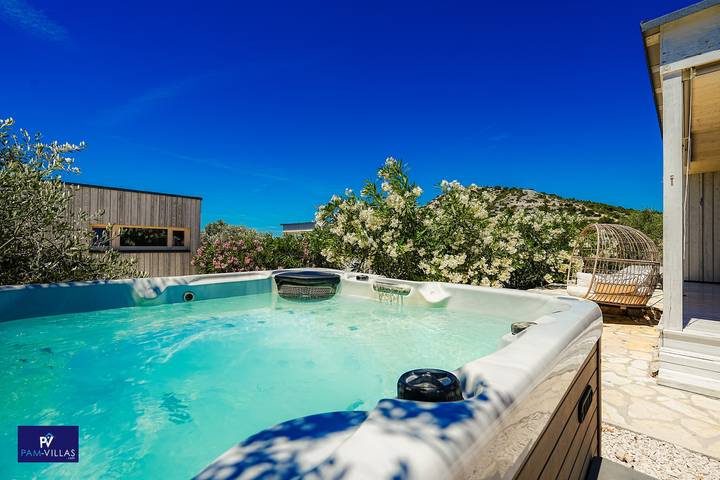 Ferienhaus für 6 Personen, mit Whirlpool und Terrasse sowie Garten in Drage (Pakoštane)