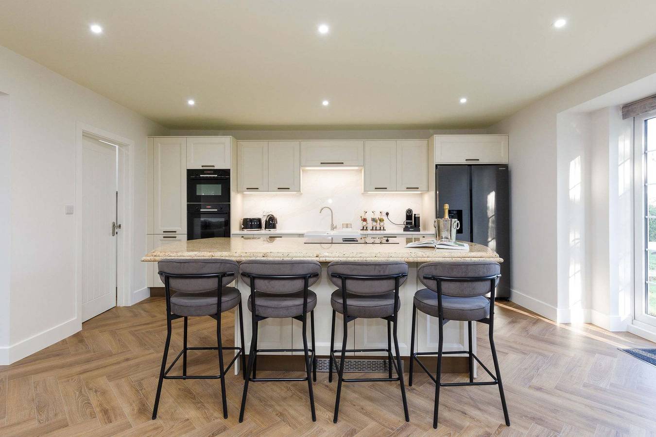 Beautiful 4-Bed Close to South Downs & Goodwood in Walberton, Sussex Occidental