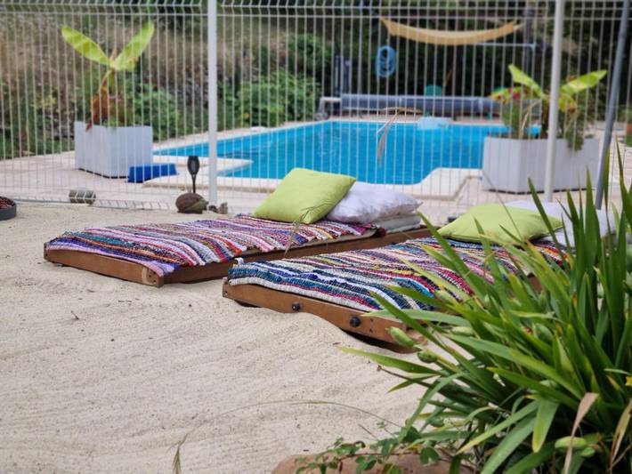Location de vacances pour 3 personnes, avec Terrasse et Jardin ainsi que Piscine et Vue à Valroufié