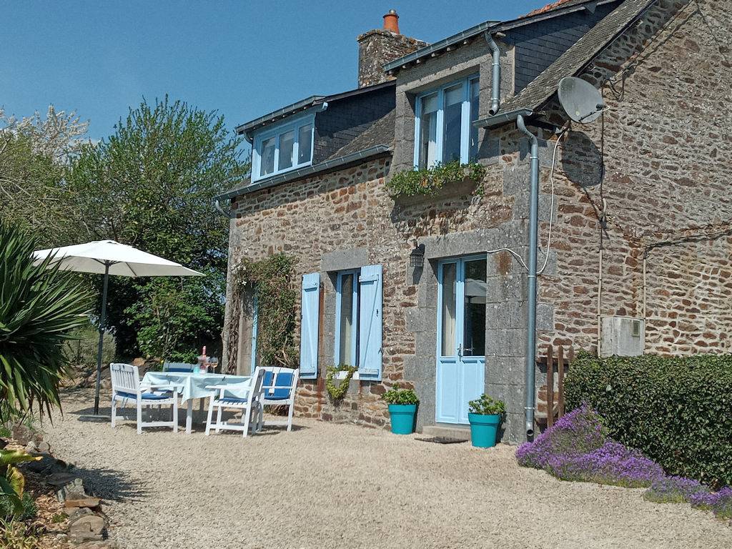 Gîte pour 4 personnes avec piscine in Saint-Hélen, Région de Dinan