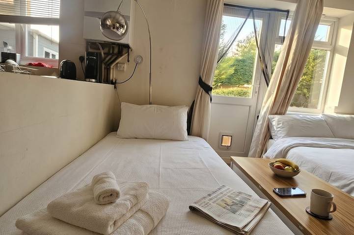 Hasa House-Near Woodside Industrial Estate,London Luton Airport and L&D Hospital in Luton, Chiltern Hills