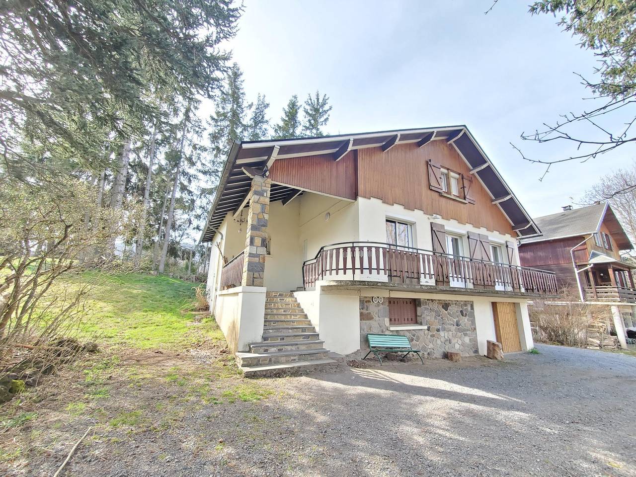 Maison De Vacances pour 15 Personnes dans Chambon-sur-Lac, Région de Besse-et-Saint-Anastaise