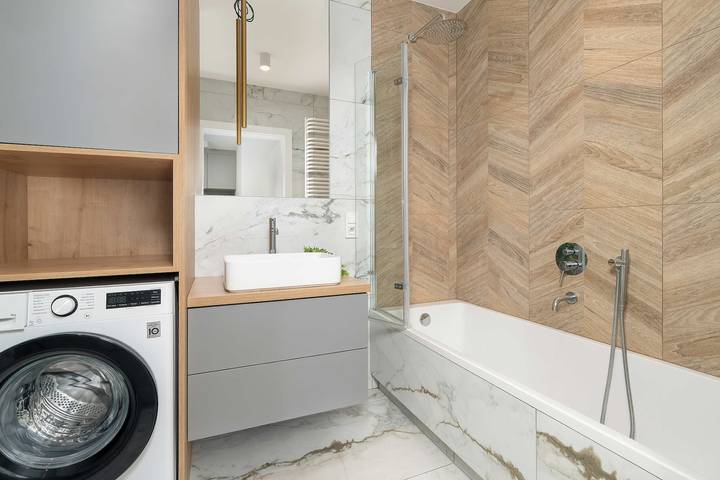 Entire apartment, Spacious Apartment with a balcony | Close to the Airport in Poznan, Greater Poland