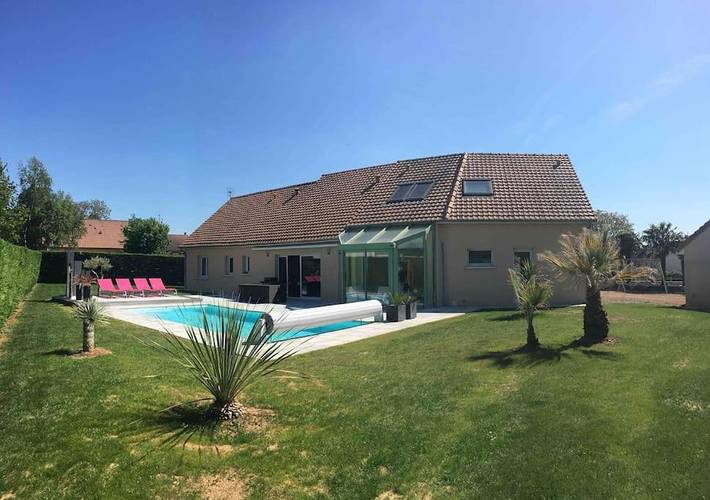 Location de vacances pour 8 personnes, avec piscine ainsi que vue et jardin à Loué - 2
