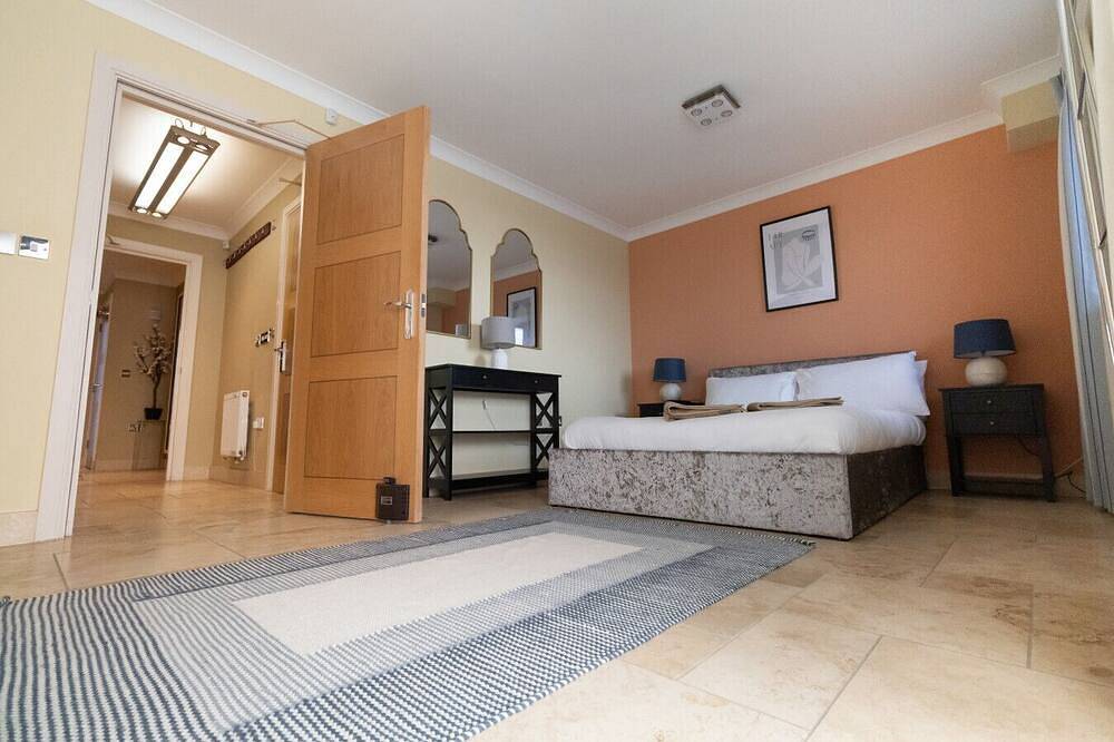 Modern 5-bed townhouse with balconies and free parking in Swansea, Swansea e dintorni