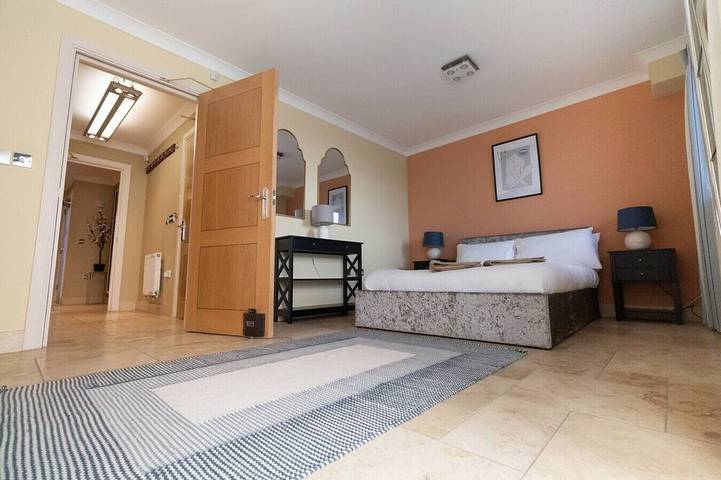 Modern 5-bed townhouse with balconies and free parking in Swansea, Swansea und Umgebung