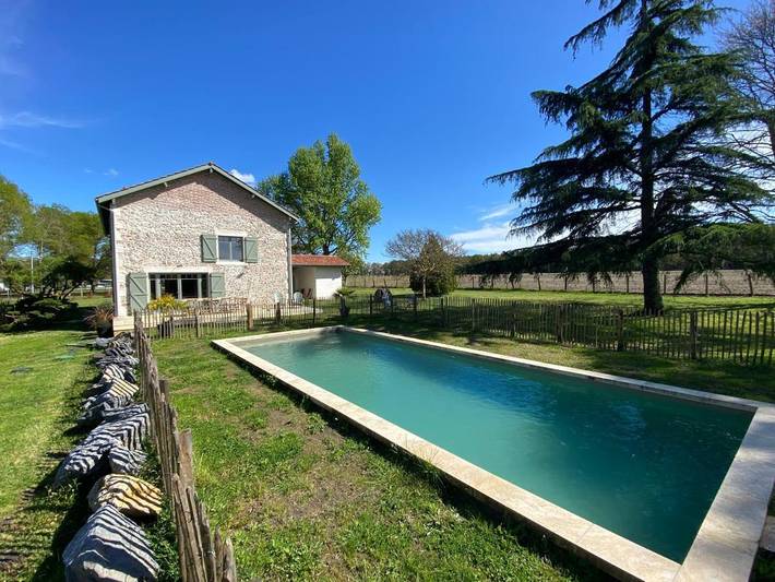 Location de vacances pour 8 personnes, avec Terrasse ainsi que Jardin et Piscine à Magescq