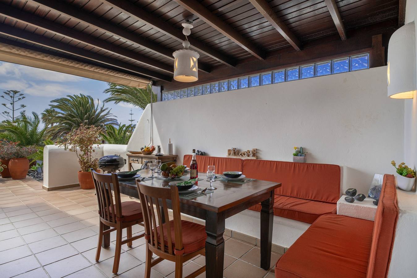 Vacation Villa 'Casa Karoline' with Private Pool and Wi-Fi in Montaña Roja, Yaiza
