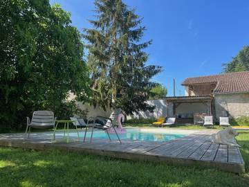 Gîte pour 8 personnes, avec jardin ainsi que piscine et vue à Fronsac