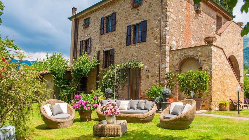 Agriturismo per 11 persone, con piscina e giardino in Versilia