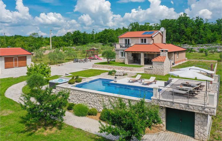 Ferienhaus für 8 Personen, mit Pool und Terrasse