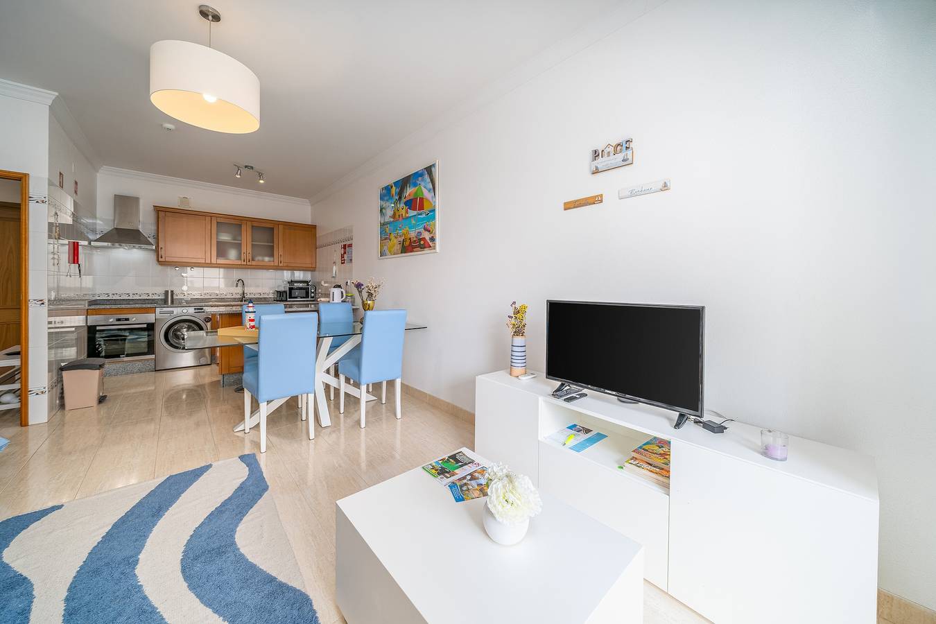 Ganze Wohnung, Ferienhaus 'Pikachu House' mit Meerblick, Wlan und Klimaanlage in Alporchinhos (Atlantikküste), Porches