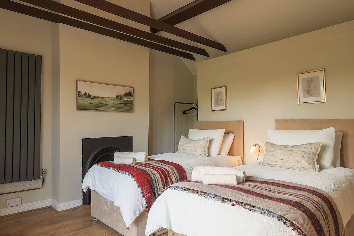 Unique Swansea Home | Parking for 5 & Games Room in Swansea, Swansea region