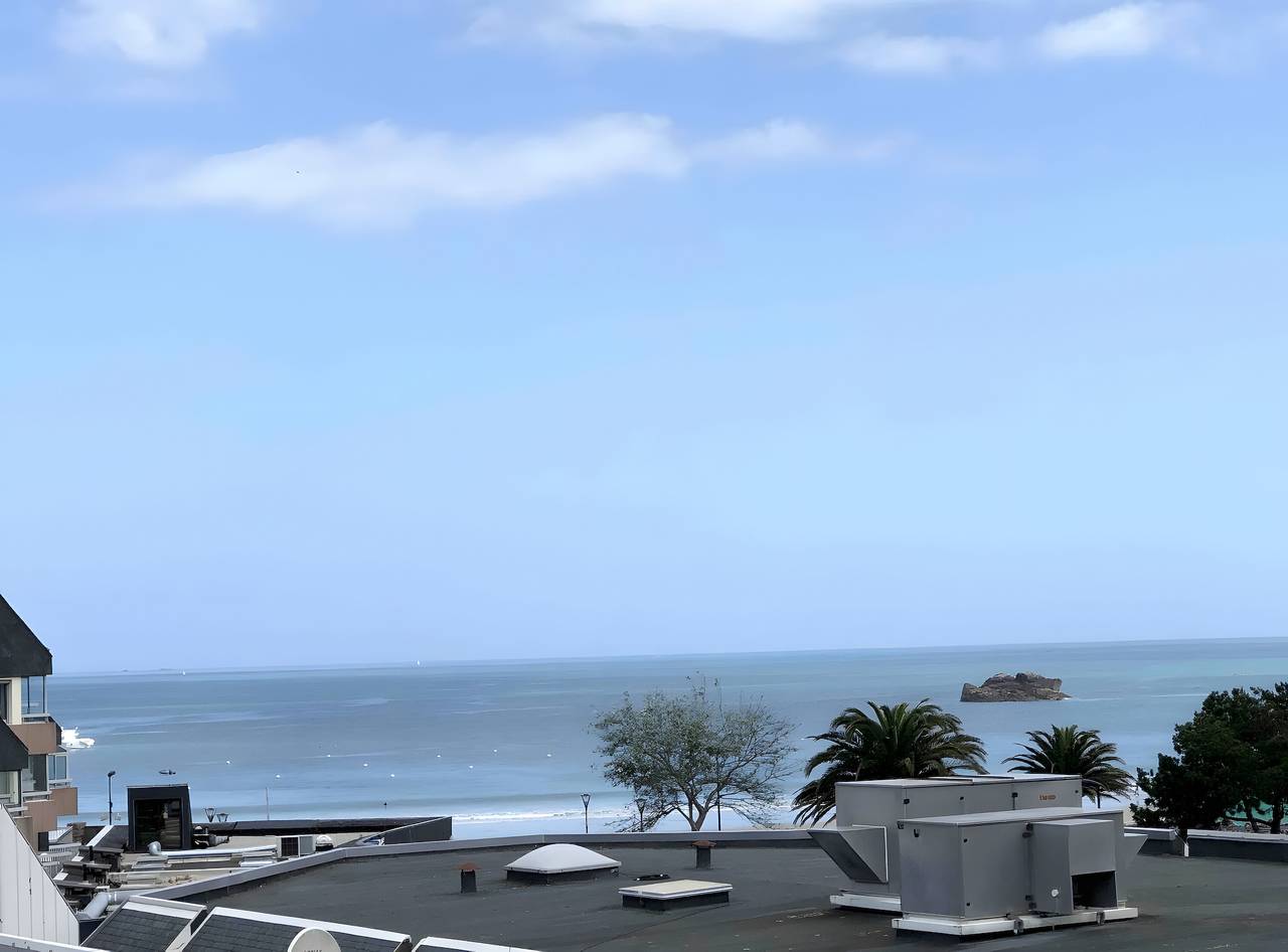 Appartement entier, Appartement 'Hortensia By Madame Est Servie' avec vue sur mer, balcon et Wi-Fi in Perros-Guirec, Côte de Granit Rose