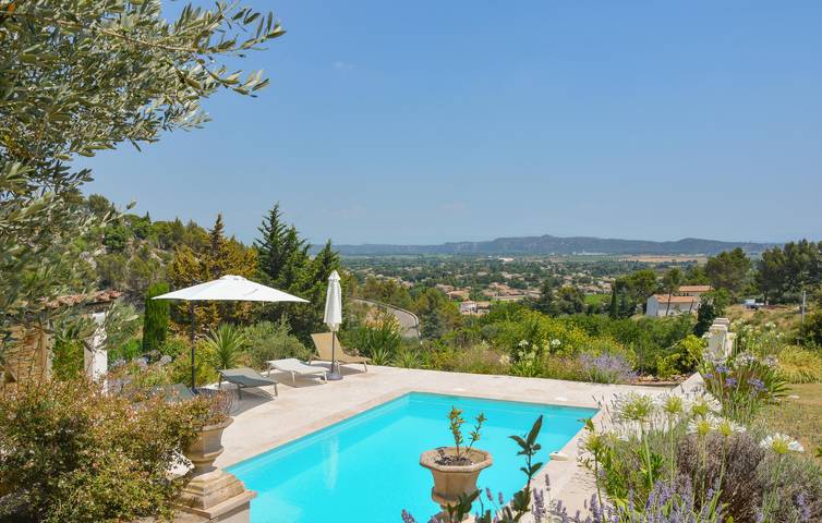 Cozy Rochefort Apt with Pool & Parking, 800m to City Center in Rochefort-du-Gard, Nimes region