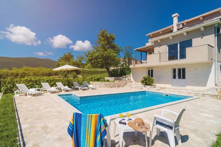 Villa für 10 Personen, mit Terrasse und Meerblick sowie Pool in Montenegro