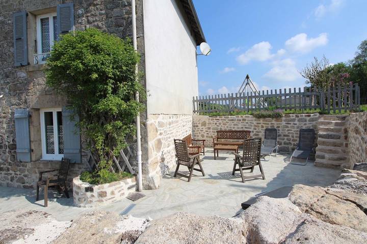 Gîte pour 9 personnes, avec jardin, animaux acceptés à Peyrat-le-Château - 3