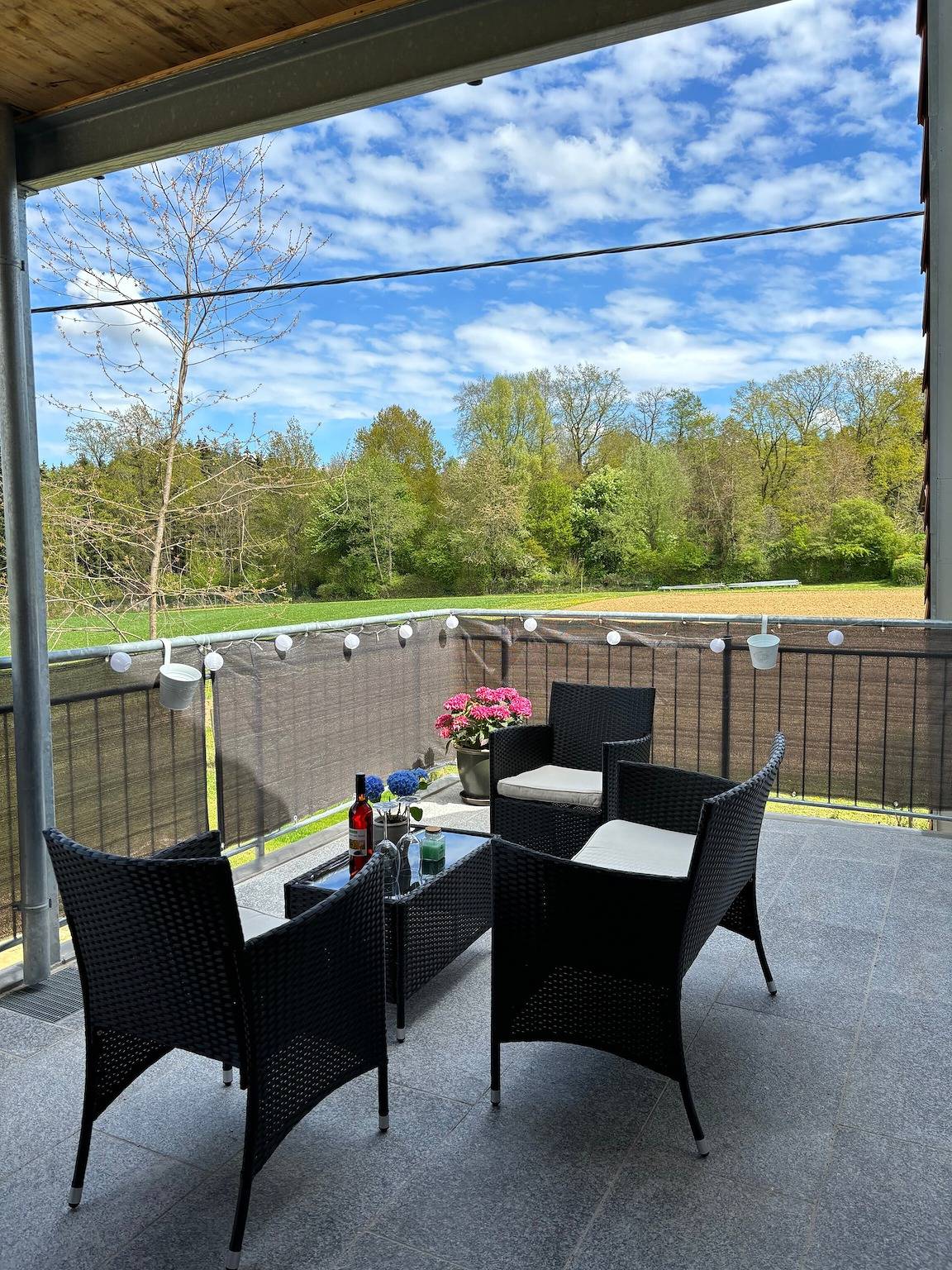 Ganze Wohnung, Ferienwohnung Wiesenblick mit gemeinsamer Terrasse, Gartenblick und Wlan in Deggenhausertal, Region Bodensee-Oberschwaben