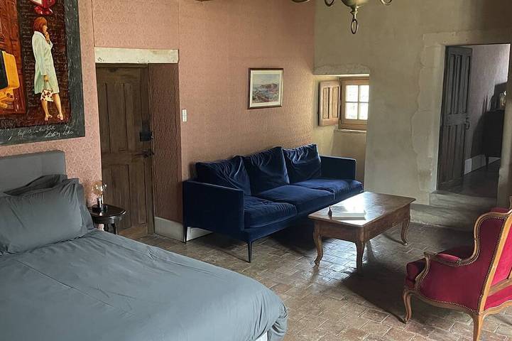Double suite familiale en enfilade 25M2+30M2, 6 personnes 1 salon,1 Sdb in Durtal, Vallée de la Loire