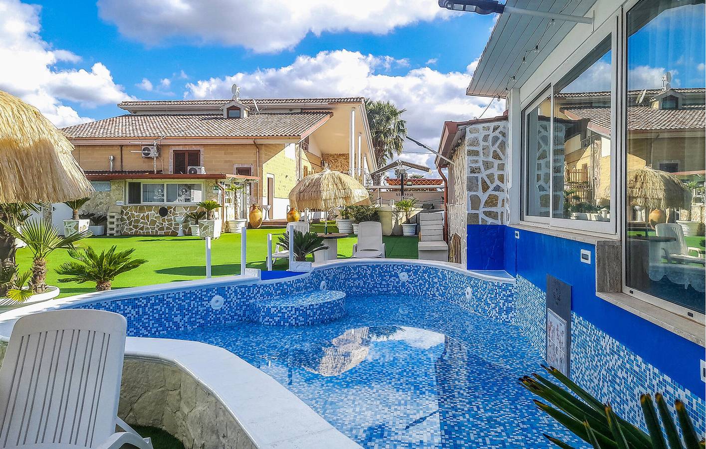 Appartement de vacances entier, Paradis au bord de la piscine : appartement de 75m2 avec climatisation, parking et cuisine in Grottaglie, Province de Taranto