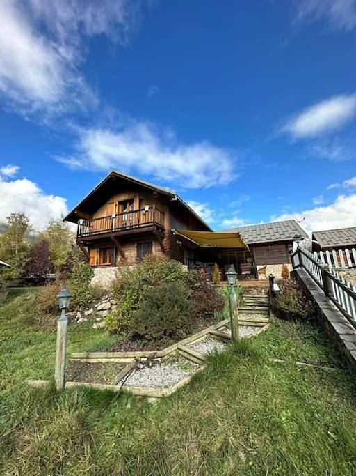 Chalet pour 8 personnes, avec jardin ainsi que piscine et jacuzzi