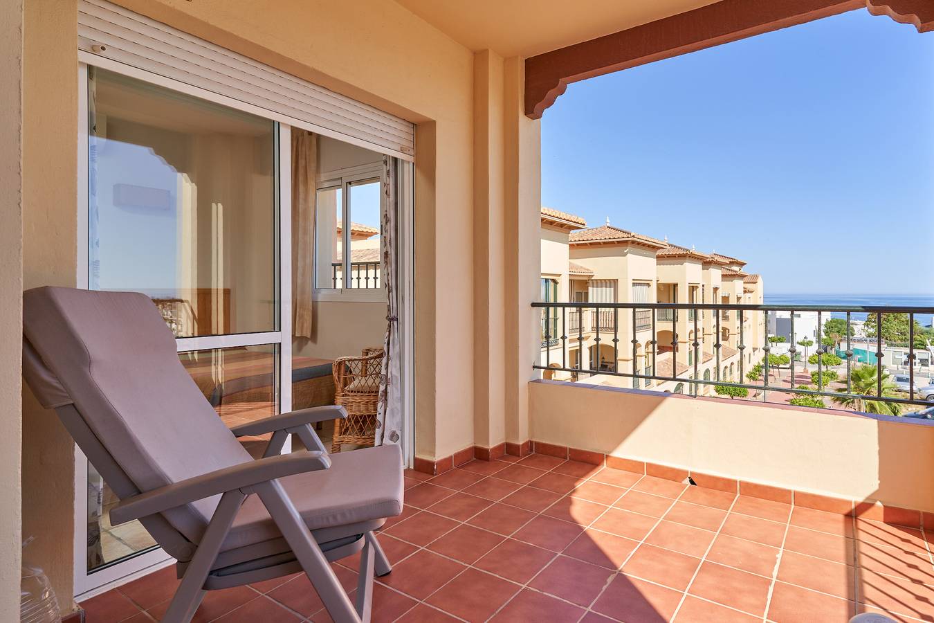 Entire apartment, Apartment 'Luxury Carabeo 2000 2-3' with Sea Views, Pool, Terrace & Wi-Fi in Playa Carabeo, Nerja