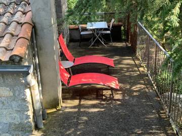 Gîte pour 3 personnes, avec piscine et vue ainsi que jardin et balcon à Saint-Alban-Auriolles