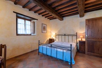 Vacation Rental for 4 Guests in Cortona, Arezzo Province, Picture 3