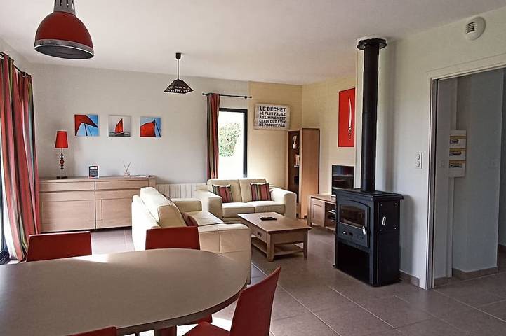 Lovely gite with swimming pool close to the beach in Le Tour-du-Parc, Côte des Mégalithes