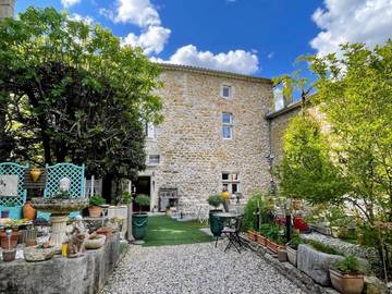 Hôtel pour 2 personnes, avec terrasse ainsi que jardin et vue à Vallon-Pont-d'Arc