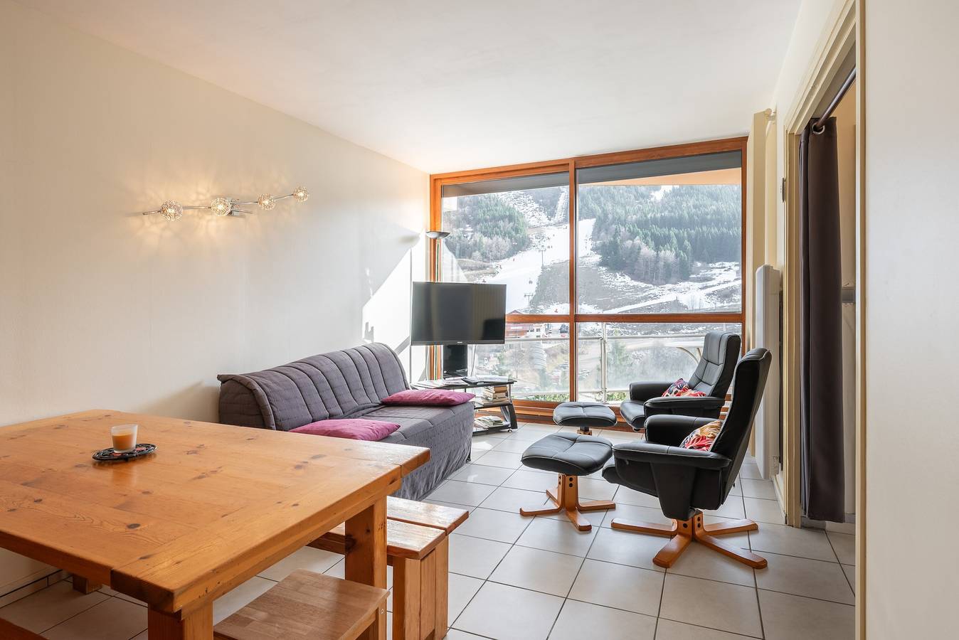 Appartement entier, Appartement « À l’orée des sapins, skis aux pieds » avec vue montagne, jardin partagé et balcon in Villard-de-Lans, Parc naturel régional du Vercors
