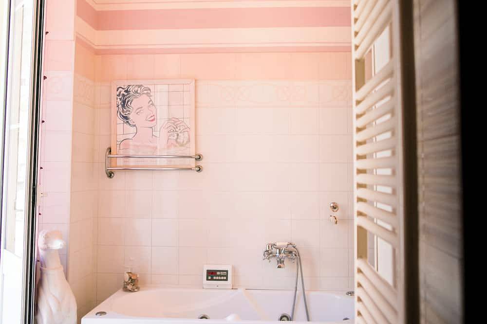 Entire apartment, Agapantus apartment in a 19th century villa in Dolceacqua, Ligurian Alps