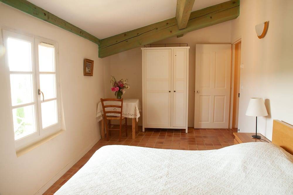 Beautiful manor with swimming pool and orchard facing the Provençal Colorado in Rustrel, Parque natural regional del Luberon