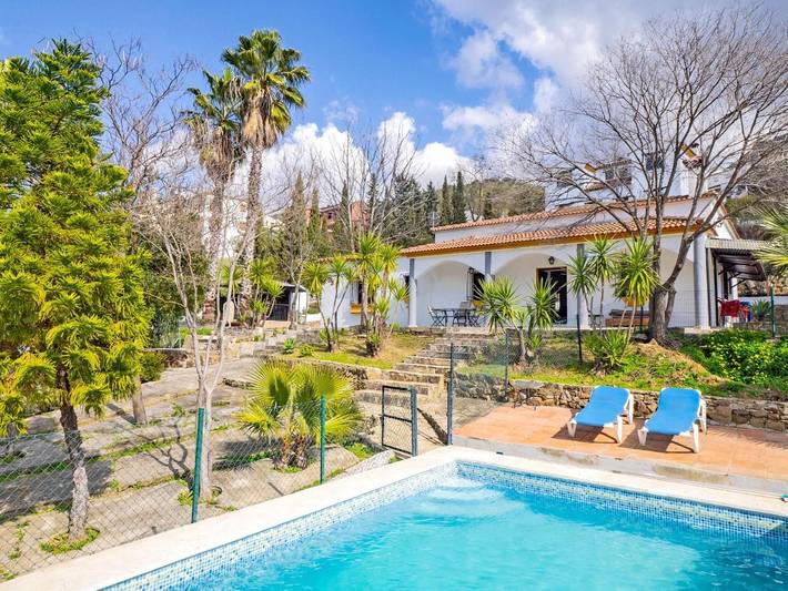 Casa rural para 15 personas, con piscina además de jardín y terraza en Jimera de Líbar