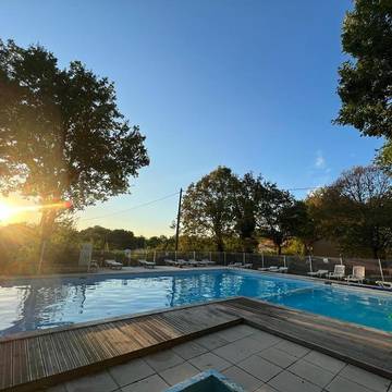 Gîte pour 7 personnes, avec piscine et vue ainsi que bassin pour enfant et jardin à Saint-Aubin-de-Nabirat